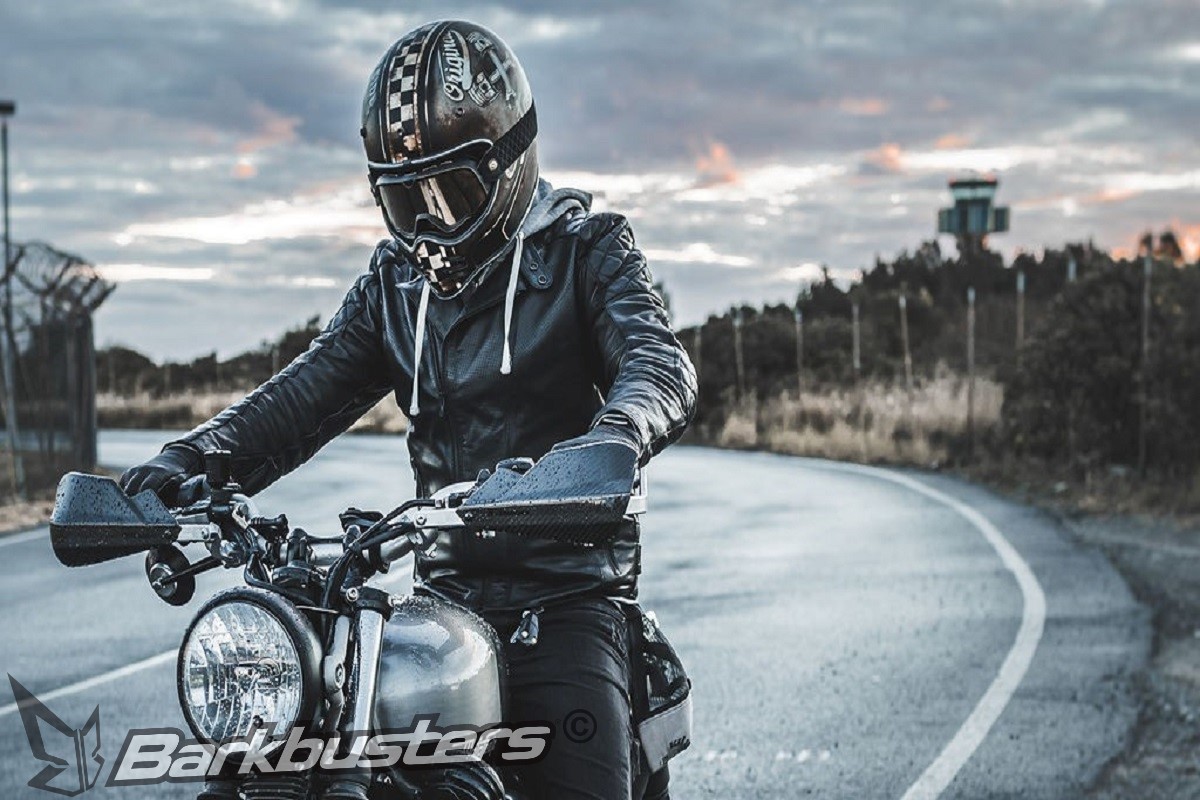 BARKBUSTERS CARBON Guards fitted to Triumph Street Scrambler 900   (Instagram: @moto_feelz)